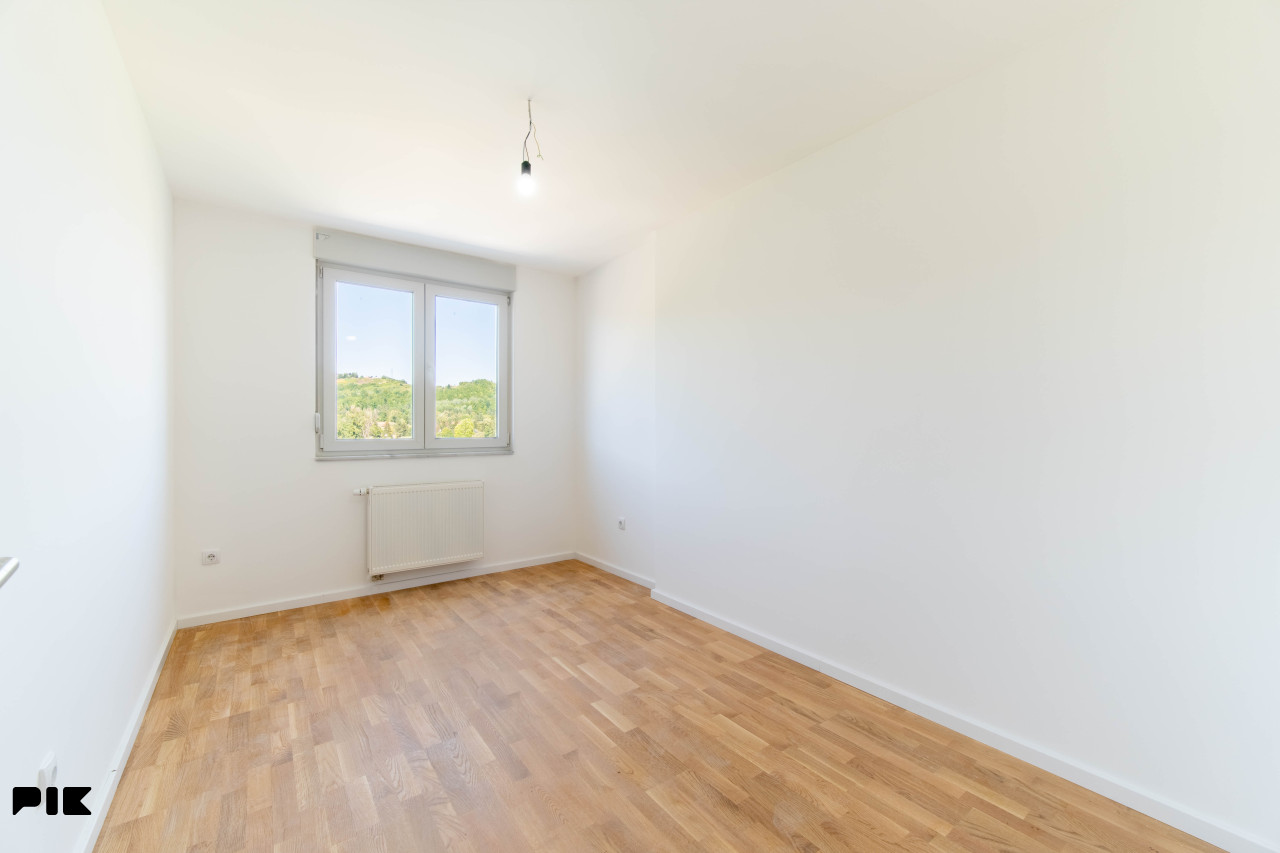 Nenamješten stan 92 m2 Nova Dobrinja 8