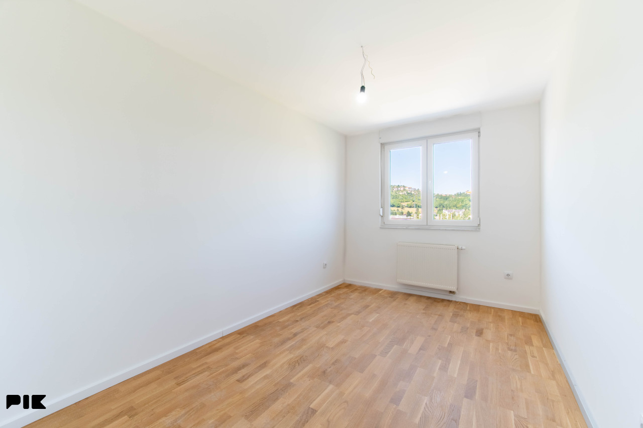 Nenamješten stan 92 m2 Nova Dobrinja 9