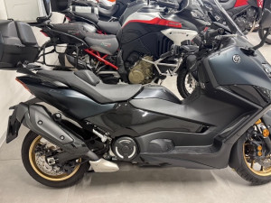 YAMAHA T MAX 560 TECH 2022 KOFER PERFEKTNO STANJE
