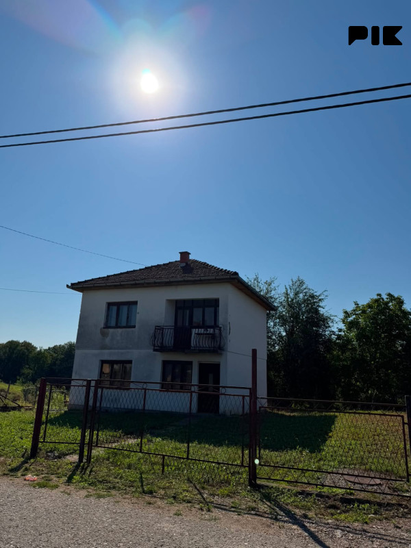 Na prodaju kuća sa okućnicom i zemlja uz okućnicu 6