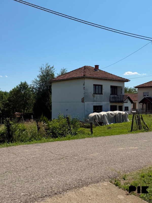 Na prodaju kuća sa okućnicom i zemlja uz okućnicu 8
