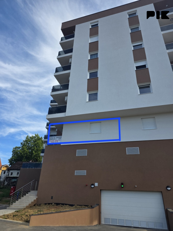 ***STAN SA DVIJE GARAŽE I OSTAVOM DERVENTA 66,32 m2***