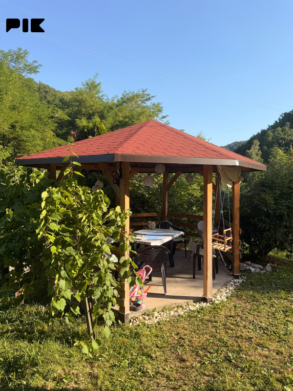 Prodaje se porodična kuća sa velikim zemljištem Gornja Lipnica 8