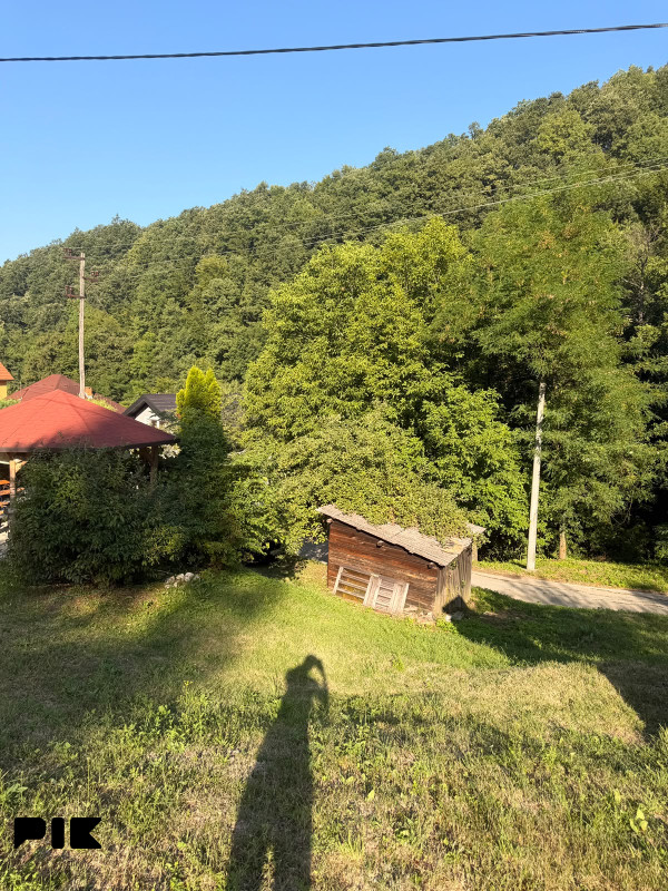 Prodaje se porodična kuća sa velikim zemljištem Gornja Lipnica 9