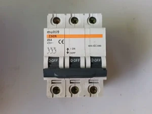 TROPOLNI OSIGURAC 25A