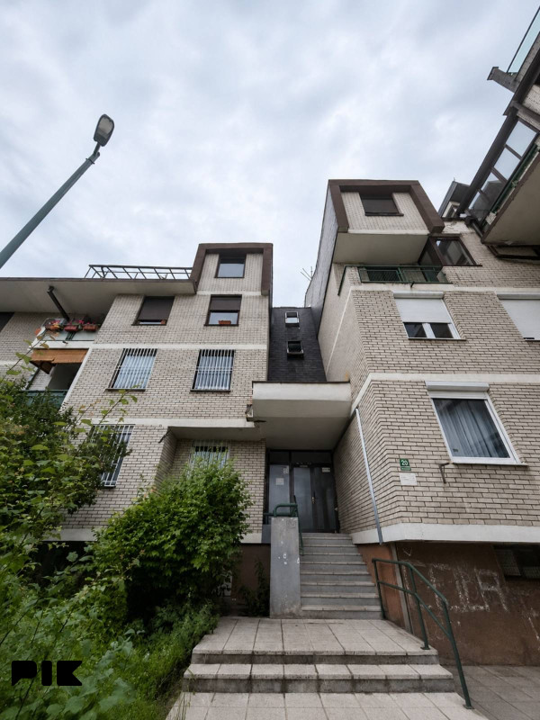 Breka stan u zgradi prodajem trosoban namjesten tel 061 143579
