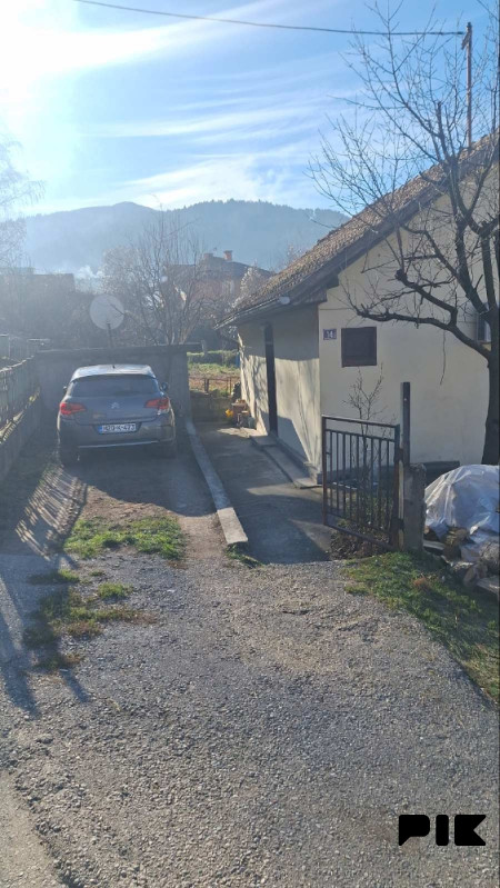 Građevinski plac sa kućom u Foči, Donje polje 3