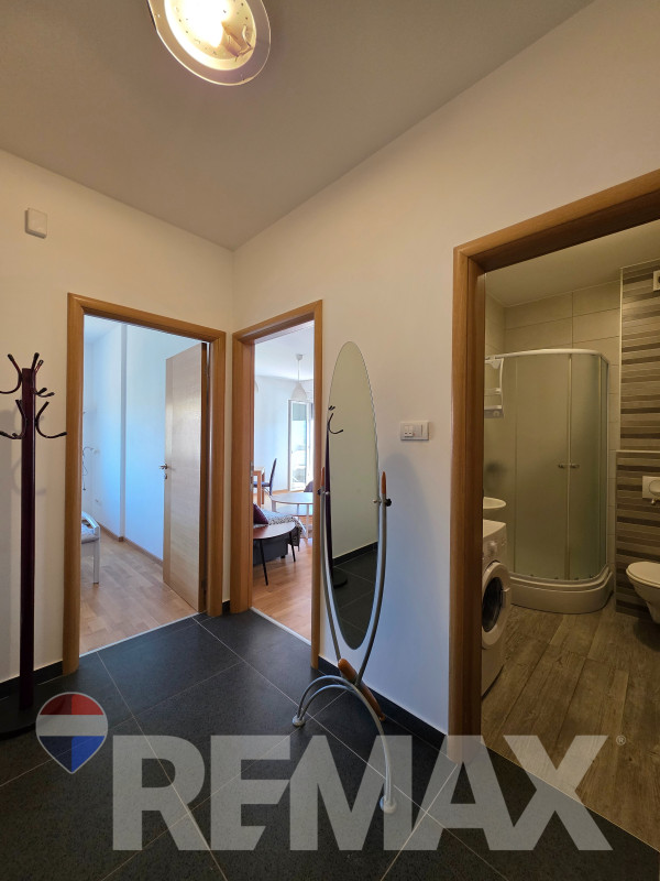 Trosoban stan novije gradnje 58m2, garažno mjesto, kod dr Kostić 8