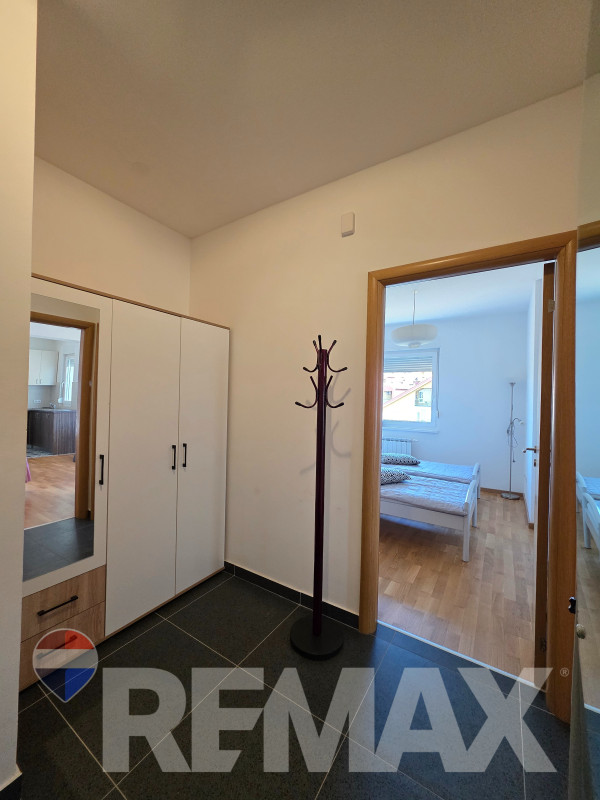 Trosoban stan novije gradnje 58m2, garažno mjesto, kod dr Kostić 9