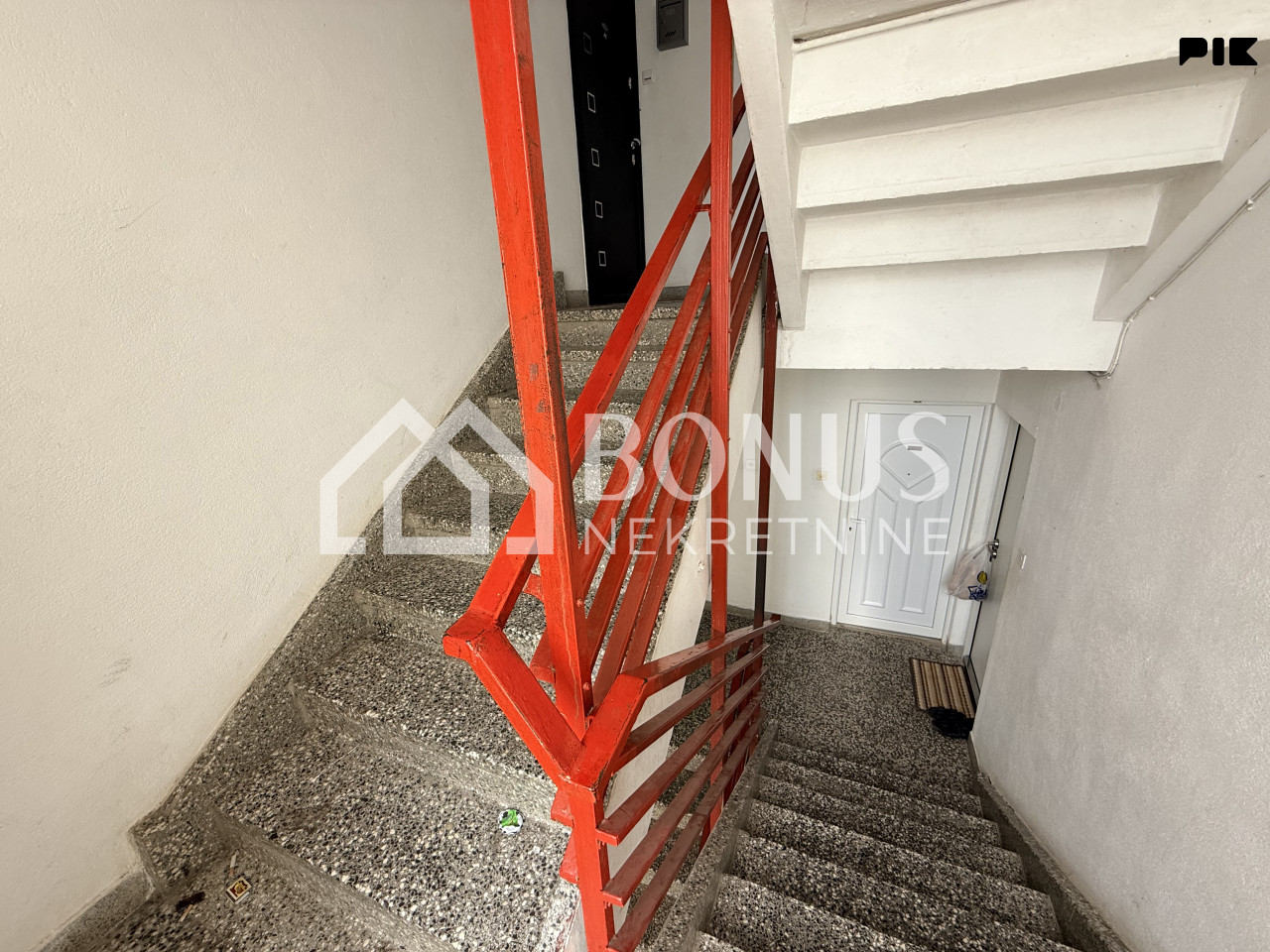 Stan trosoban  renoviran 73 m2 - Novi Travnik 2