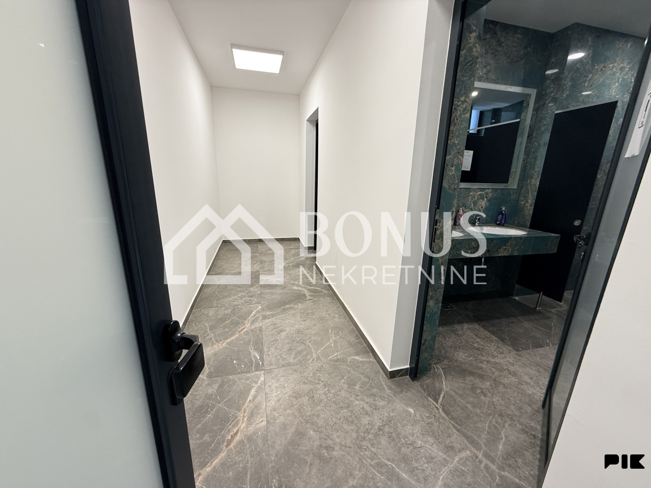 NOVO - Poslovni prostor 34.75 m2 - ABC kompleks - TOP 12