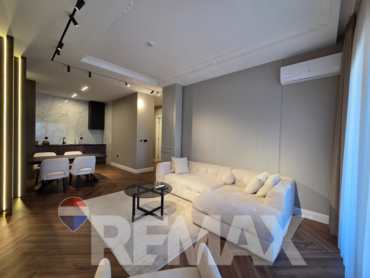 Luksuzan stan 80m2,Palata,uključene režije,garaža,housekeeping