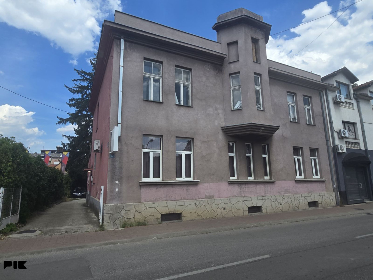 POSLOVNI PROSTOR 220m2 sa PAKINGOM, CENTAR NAJAM