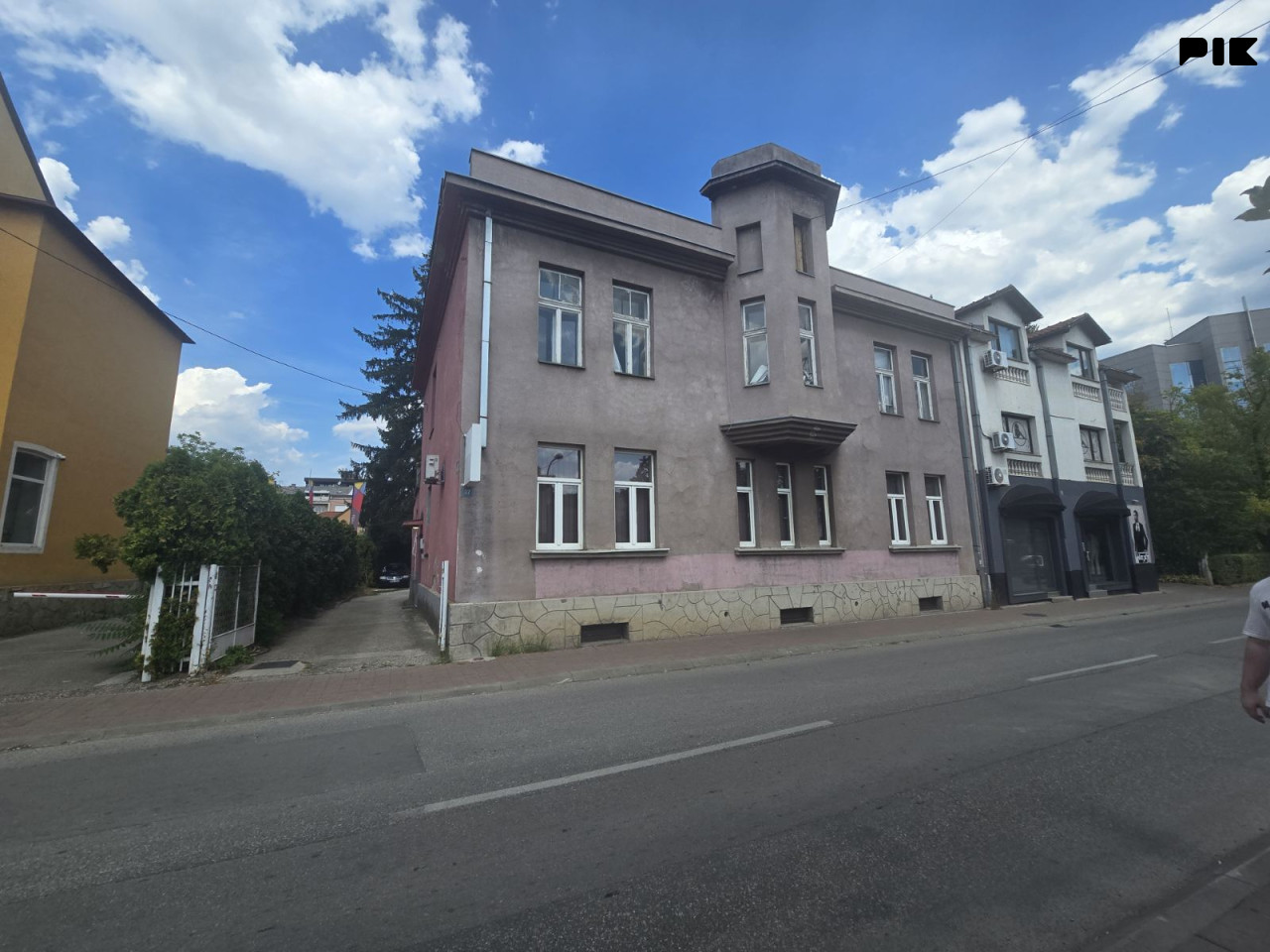 POSLOVNI PROSTOR 220m2 sa PAKINGOM, CENTAR NAJAM 2