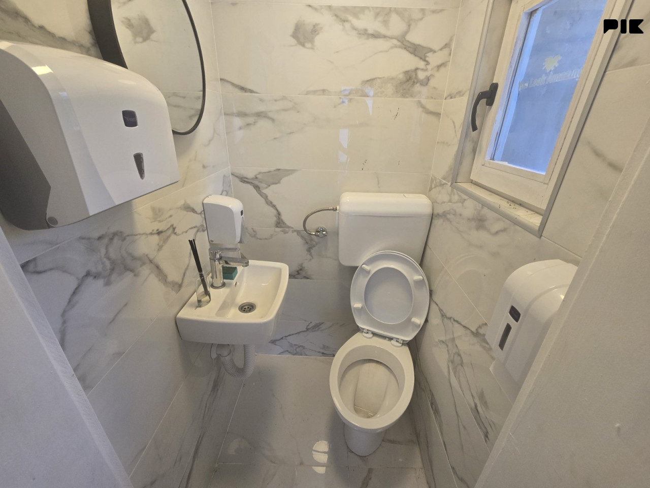 POSLOVNI PROSTOR 220m2 sa PAKINGOM, CENTAR NAJAM 12