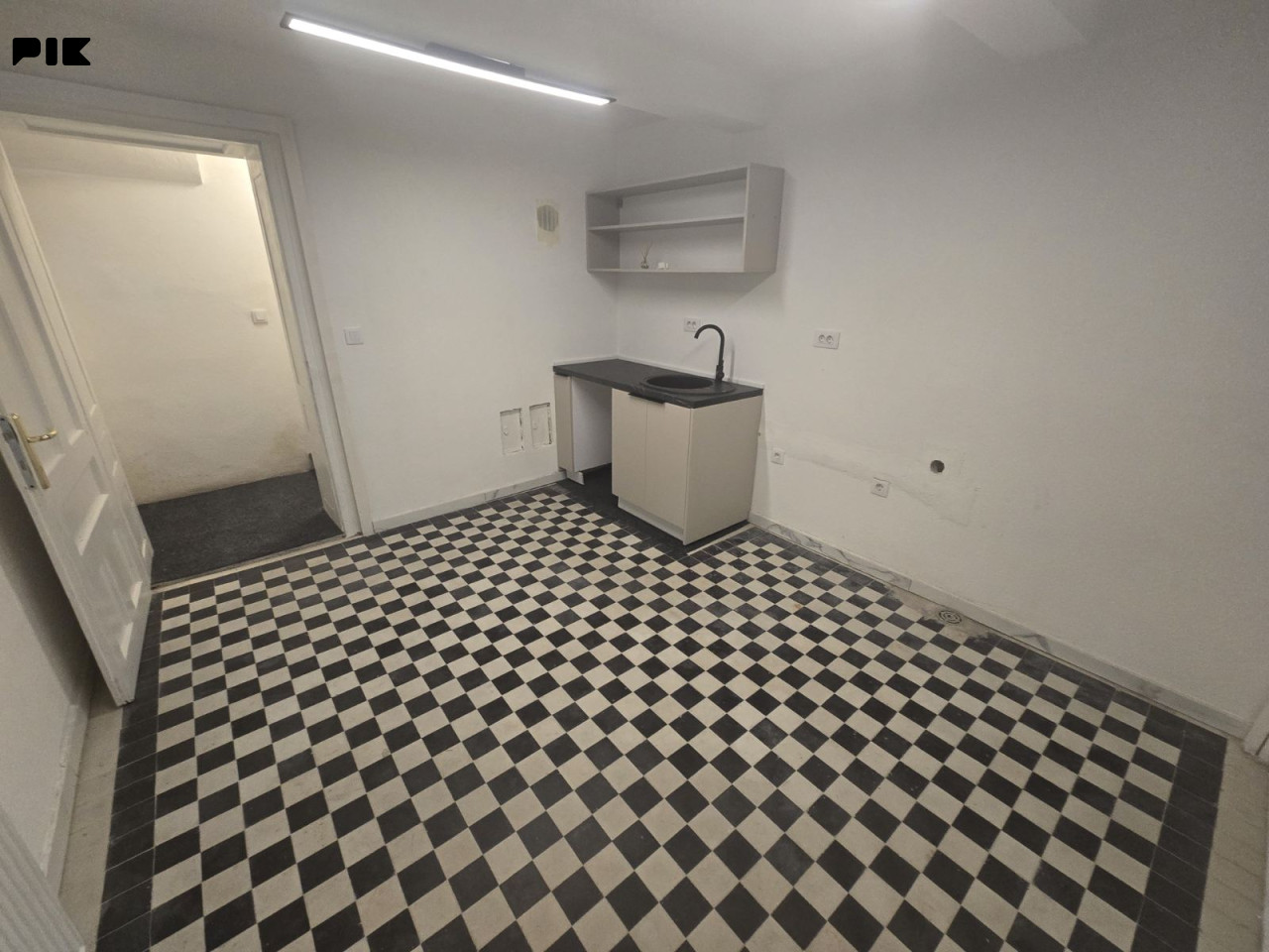 POSLOVNI PROSTOR 220m2 sa PAKINGOM, CENTAR NAJAM 10