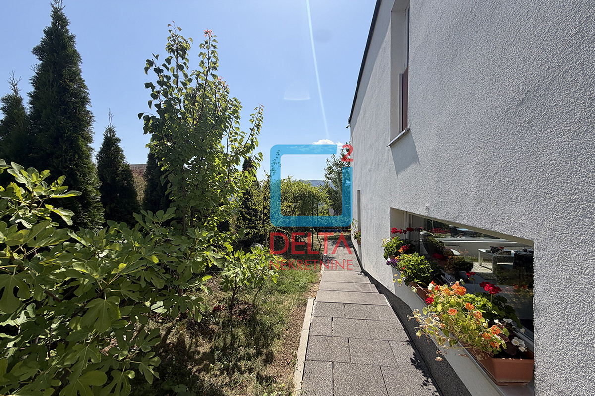 Namještena kuća /135m2/ parcela 445m2 / Poljine Hills / Hotonj 30