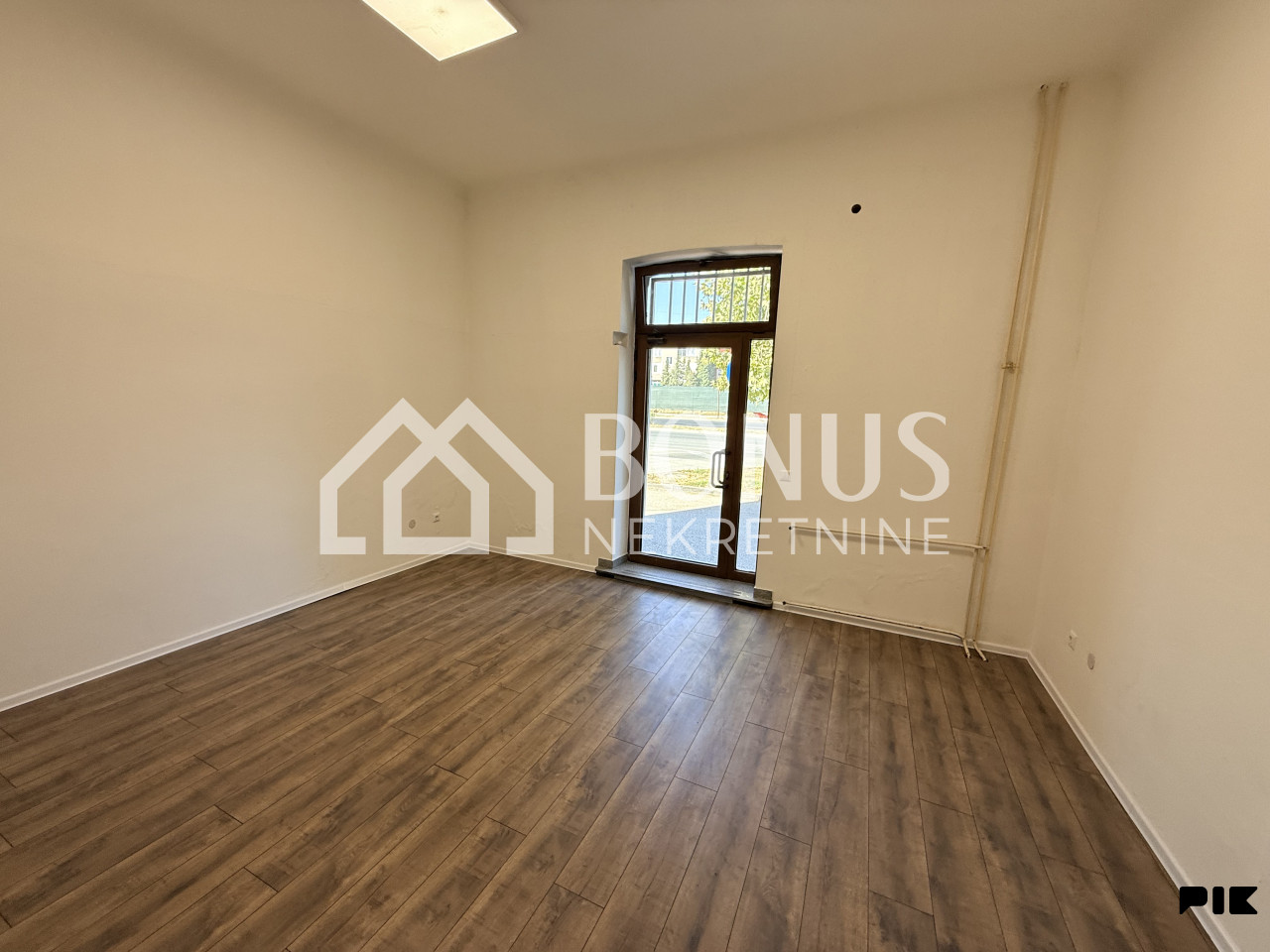Poslovni prostor 50 m2 - TOP lokacija 10