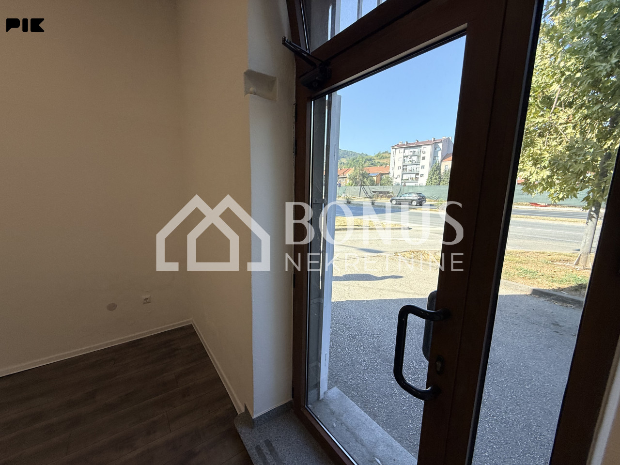 Poslovni prostor 50 m2 - TOP lokacija 11