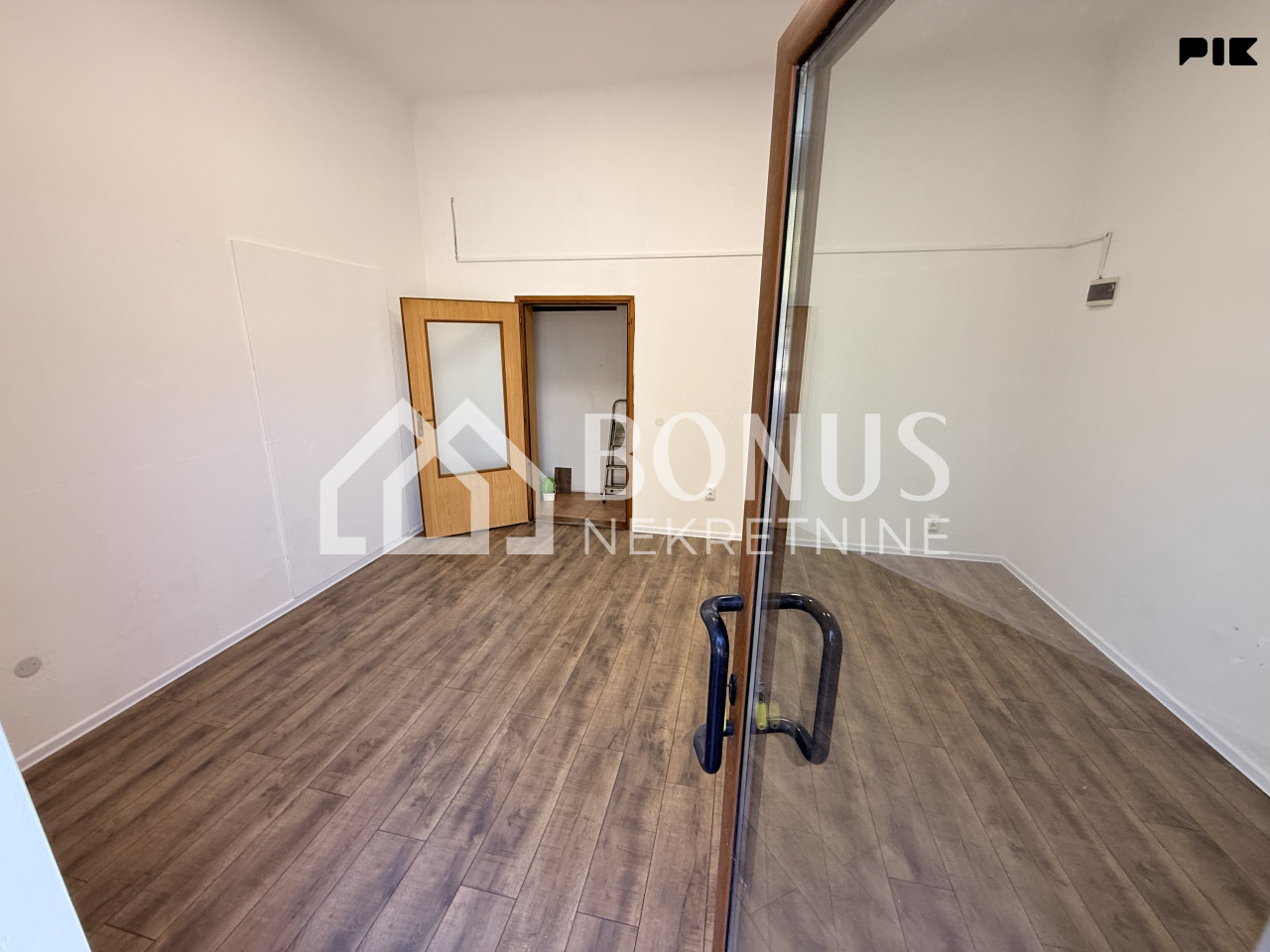 Poslovni prostor 50 m2 - TOP lokacija 12