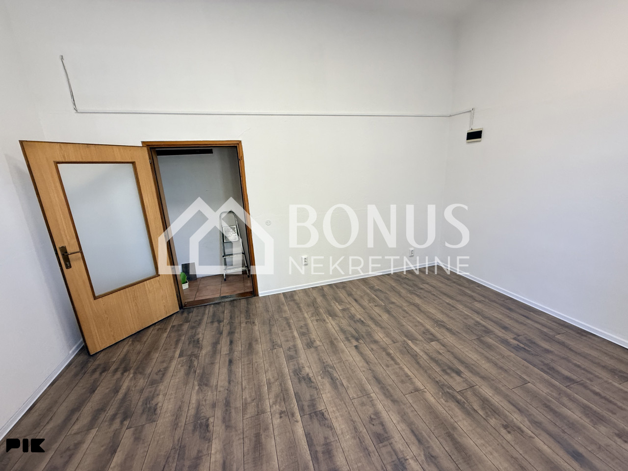 Poslovni prostor 50 m2 - TOP lokacija 13