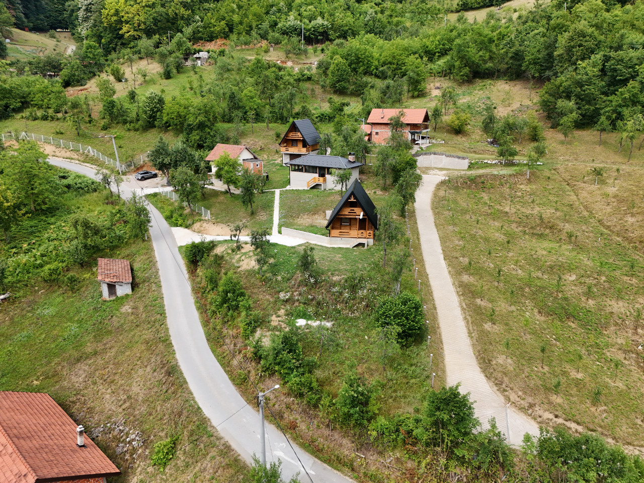 Investiciono imanje-2 bungalova,ladara,pecana,kuća,plac 3160m2 2