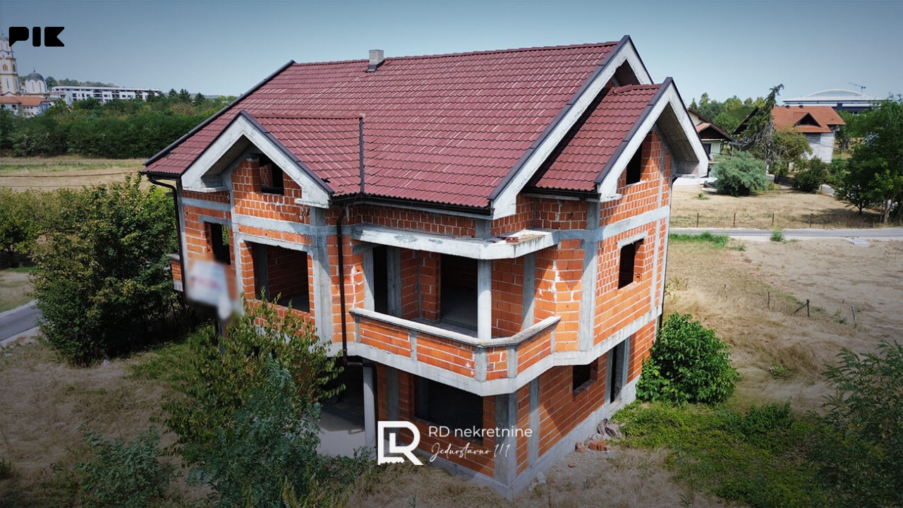 Na prodaju stambeni objekat 317m2, plac 1046m2, Laktaši 2