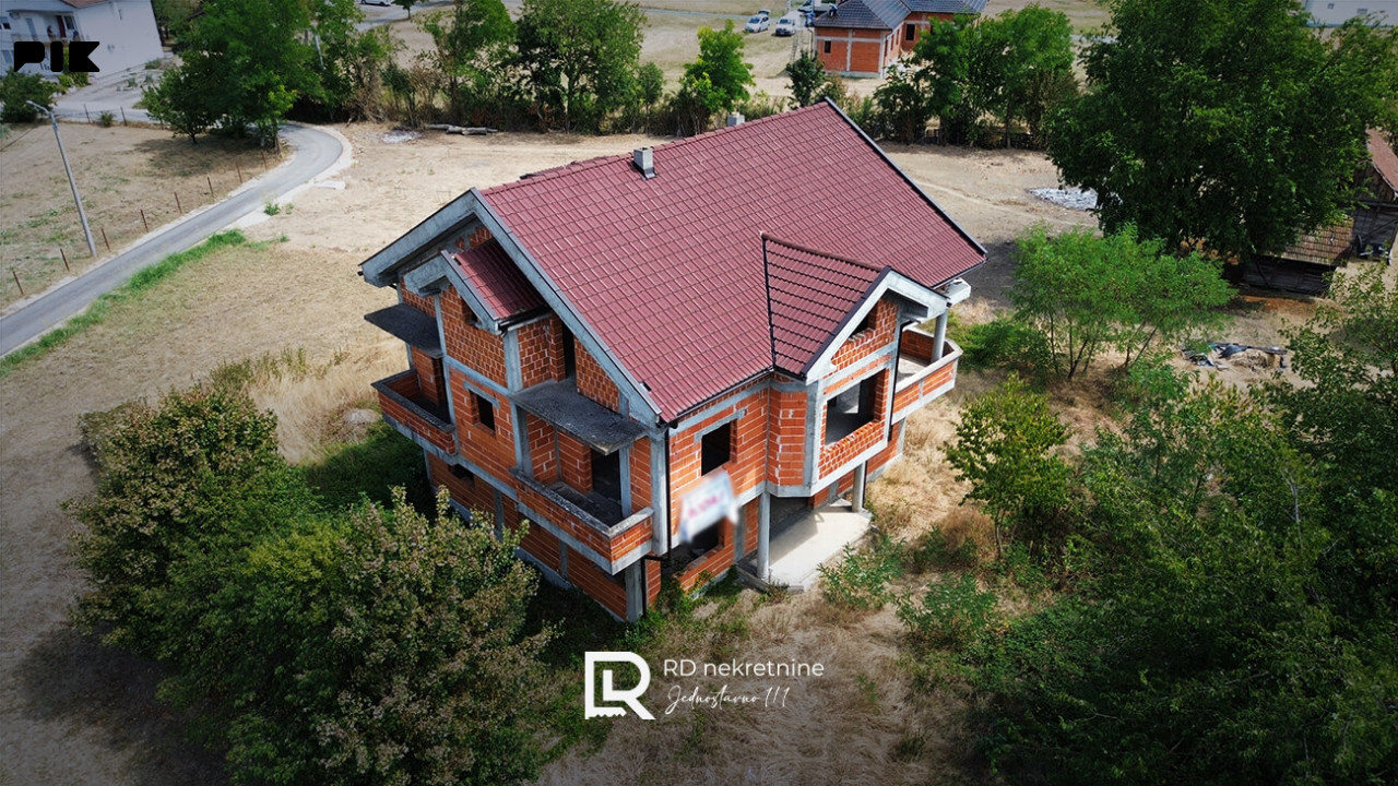 Na prodaju stambeni objekat 317m2, plac 1046m2, Laktaši 3