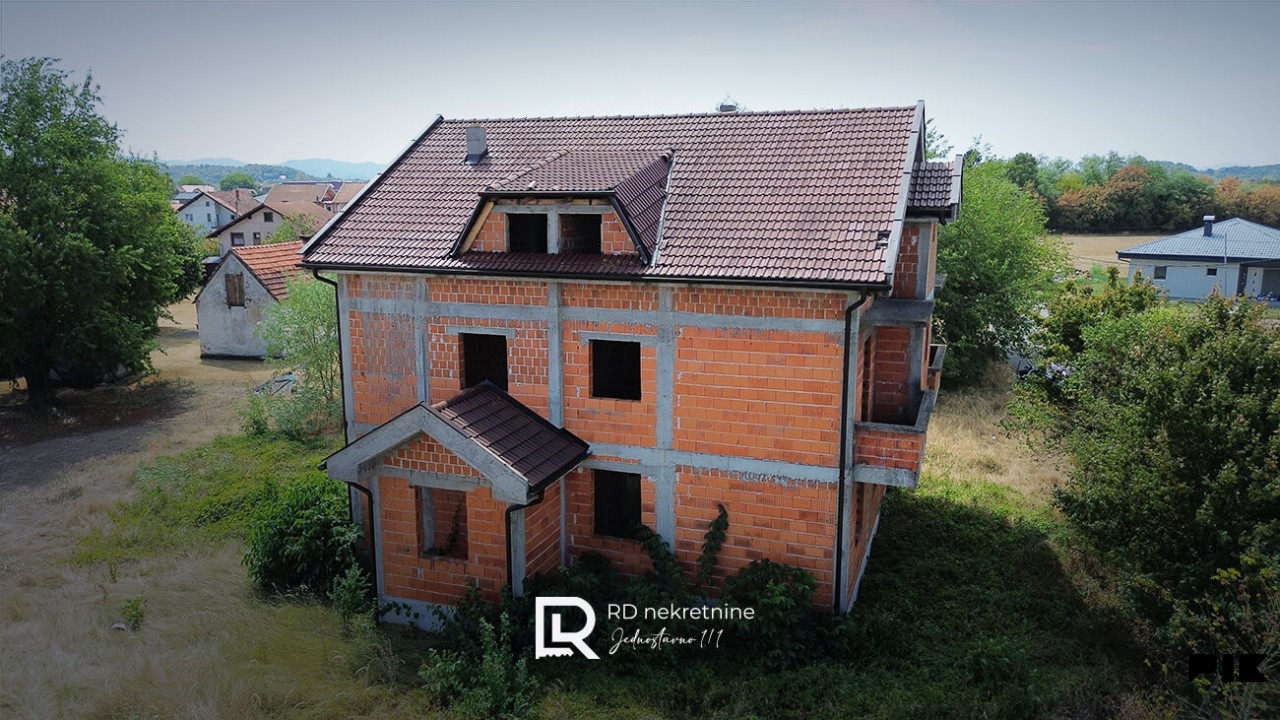 Na prodaju stambeni objekat 317m2, plac 1046m2, Laktaši 5