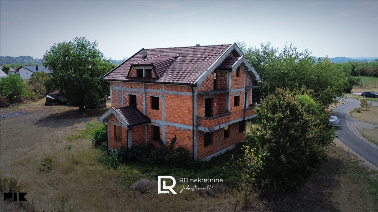 Na prodaju stambeni objekat 317m2, plac 1046m2, Laktaši 6
