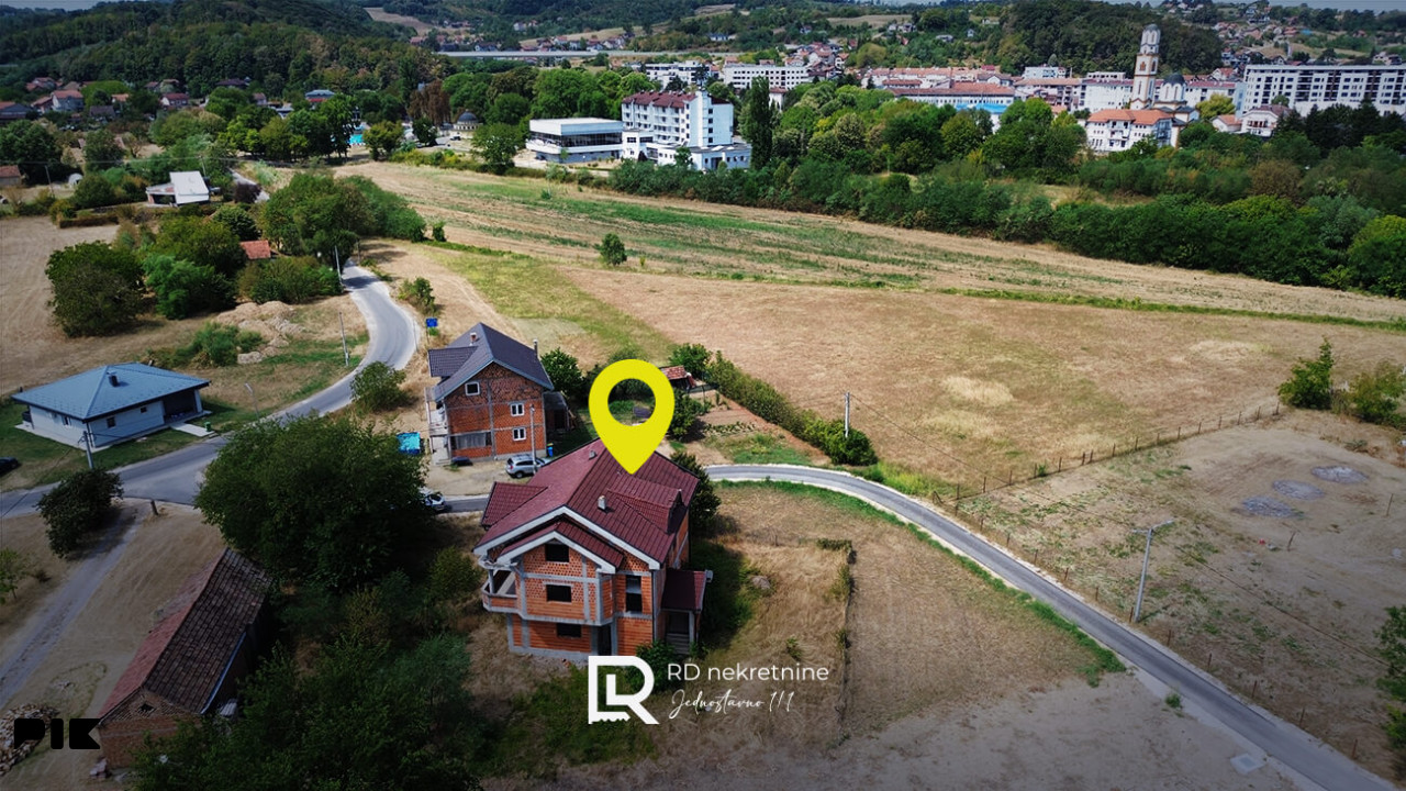 Na prodaju stambeni objekat 317m2, plac 1046m2, Laktaši 8