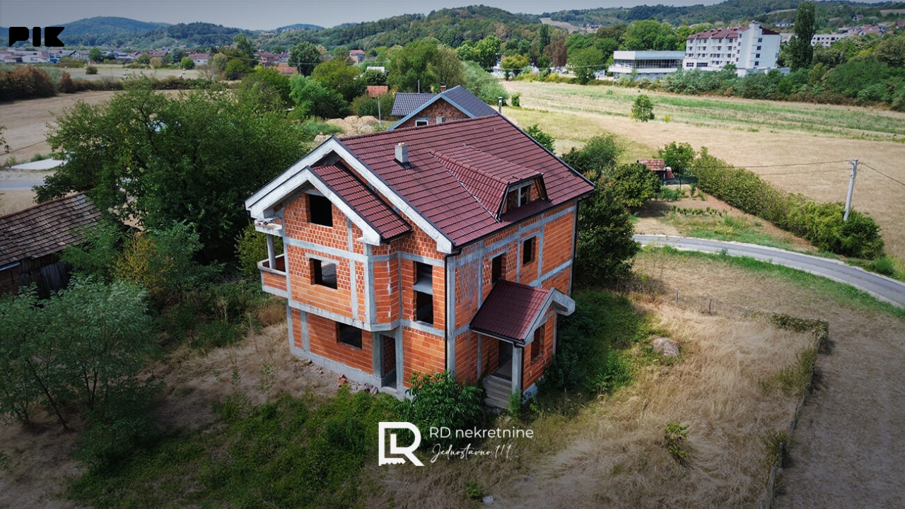 Na prodaju stambeni objekat 317m2, plac 1046m2, Laktaši
