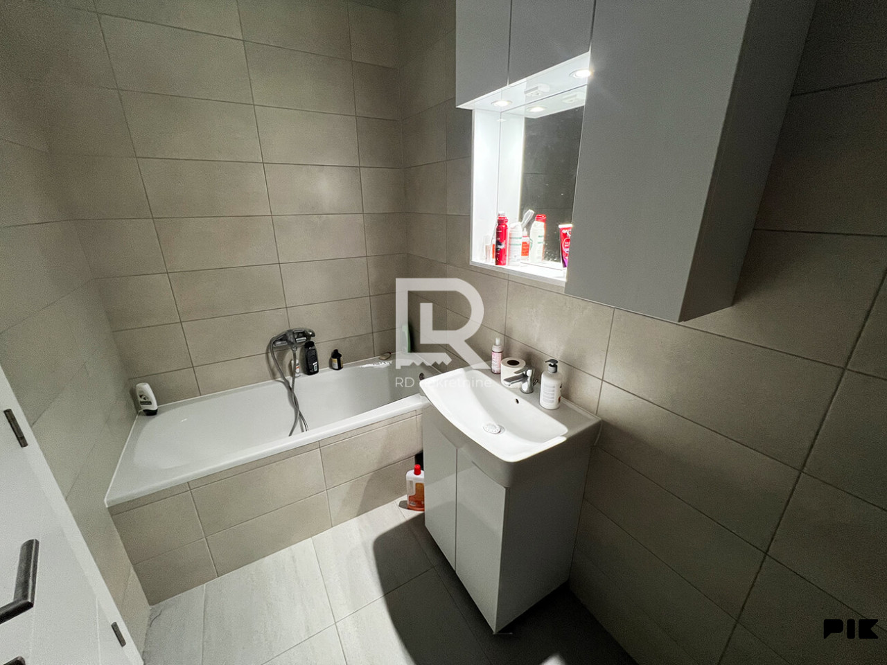 Iznajmljuje se trosoban stan 61 m2, City block 8
