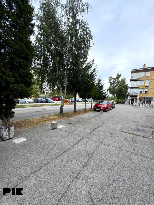 Trosoban stan sa garažom, Otes 19