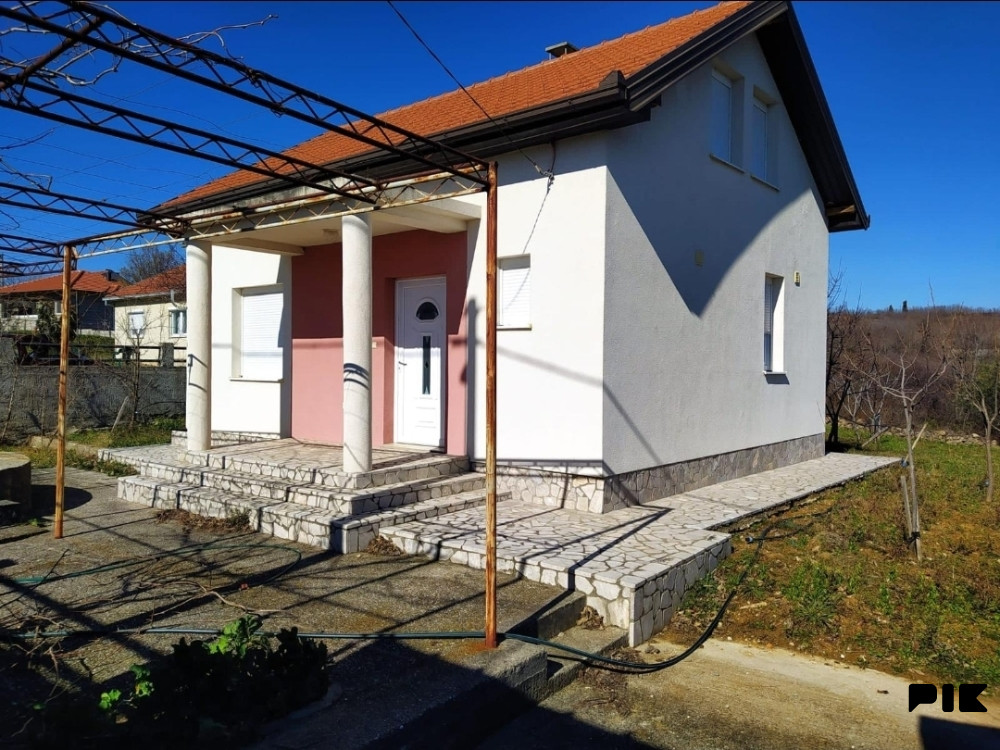 KARTEL/ Kuća sa voćnjakom, Bivolje Brdo