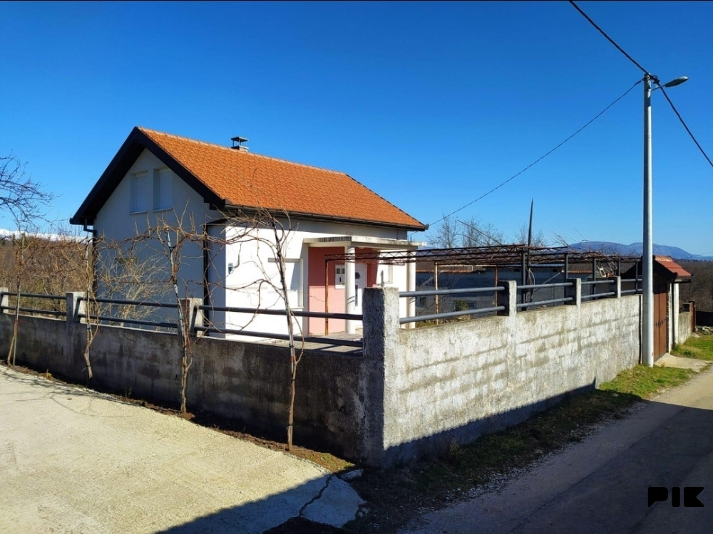 KARTEL/ Kuća sa voćnjakom, Bivolje Brdo 22