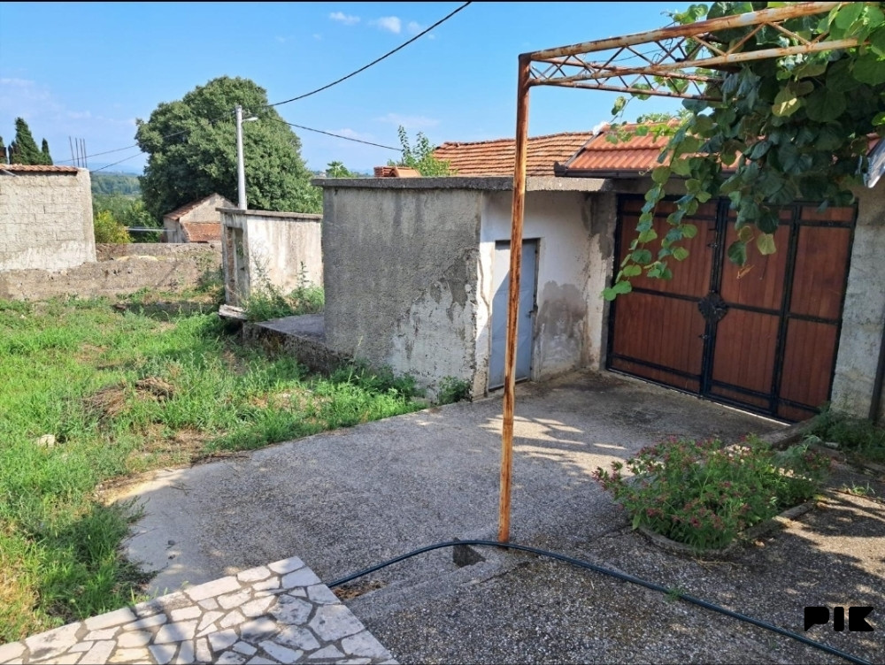 KARTEL/ Kuća sa voćnjakom, Bivolje Brdo 25