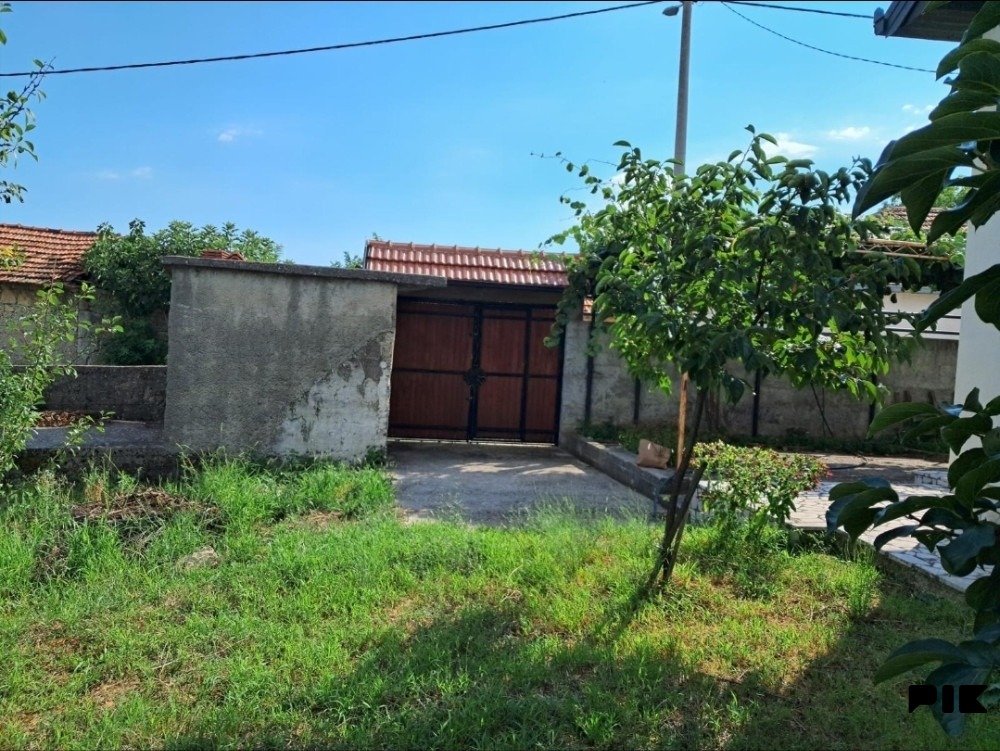 KARTEL/ Kuća sa voćnjakom, Bivolje Brdo 23