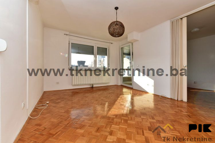 Adaptiran trosoban stan površine 65 m2, Slavinovići 2