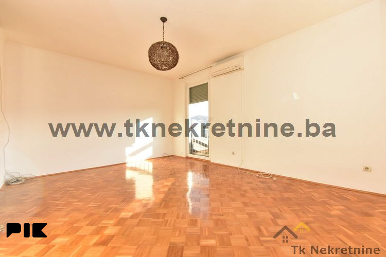 Adaptiran trosoban stan površine 65 m2, Slavinovići 4