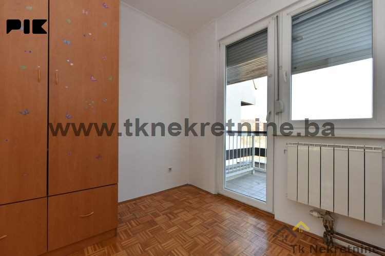 Adaptiran trosoban stan površine 65 m2, Slavinovići 7