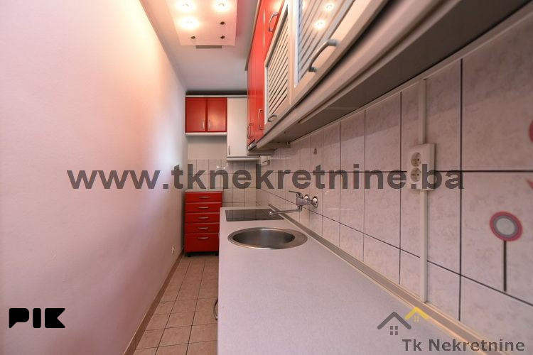 Adaptiran trosoban stan površine 65 m2, Slavinovići 10