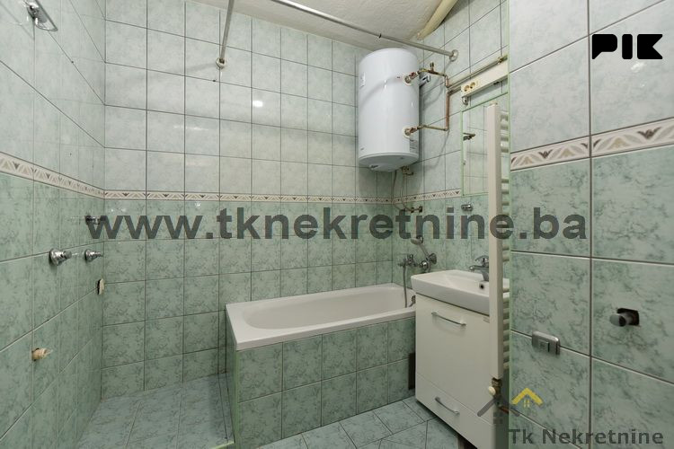 Adaptiran trosoban stan površine 65 m2, Slavinovići 11