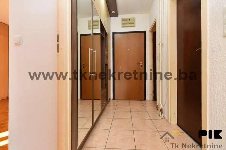 Adaptiran trosoban stan površine 65 m2, Slavinovići 14