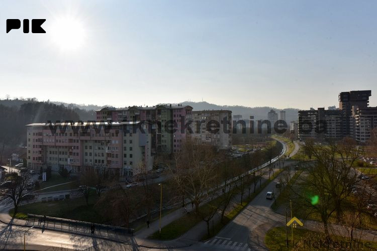 Adaptiran trosoban stan površine 65 m2, Slavinovići 15