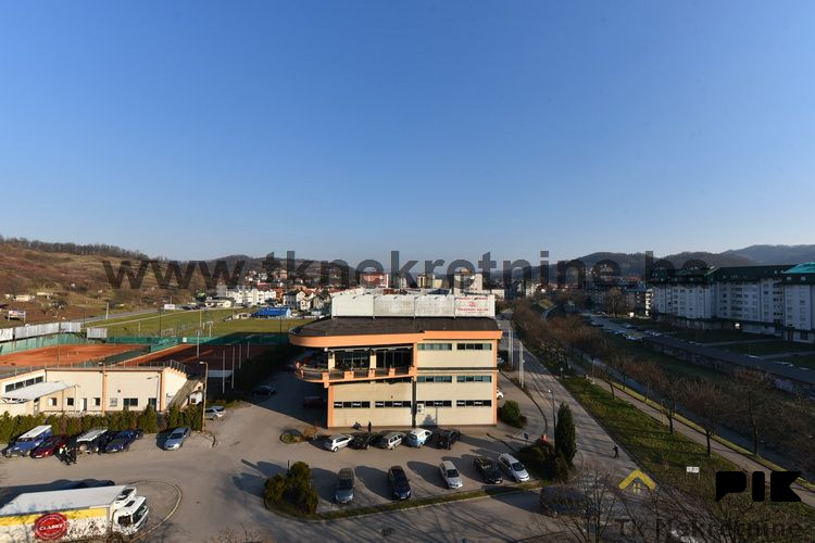 Adaptiran trosoban stan površine 65 m2, Slavinovići 16