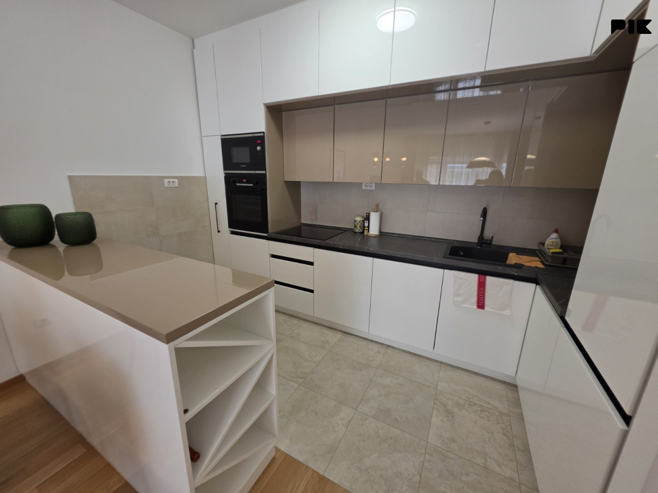 USELJIV STAN 85m2 JEVREJSKA ULICA, CENTAR, MODERNO NAMJESTEN 8