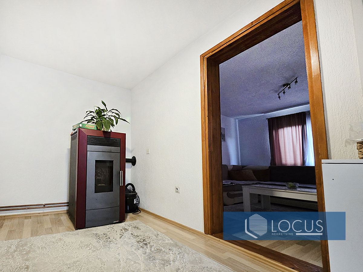 LOCUS prodaje: Dupleks kuća sa tri stana, Buća Potok 11