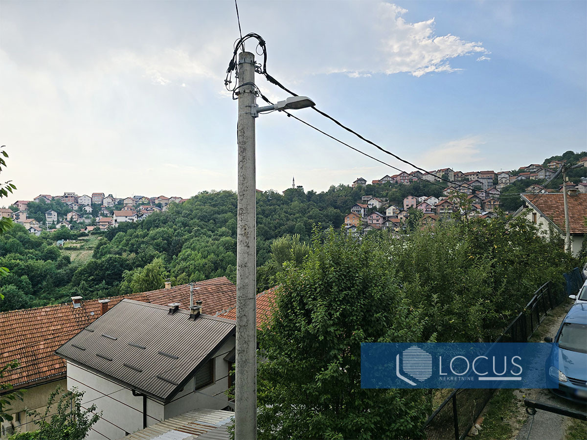 LOCUS prodaje: Dupleks kuća sa tri stana, Buća Potok 13