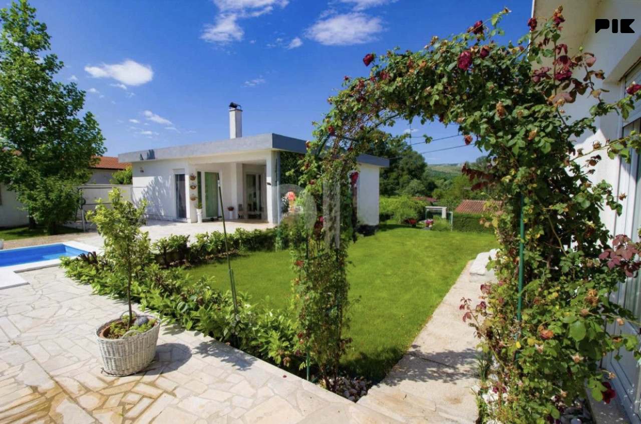 Residential complex with pool in Malo Polje